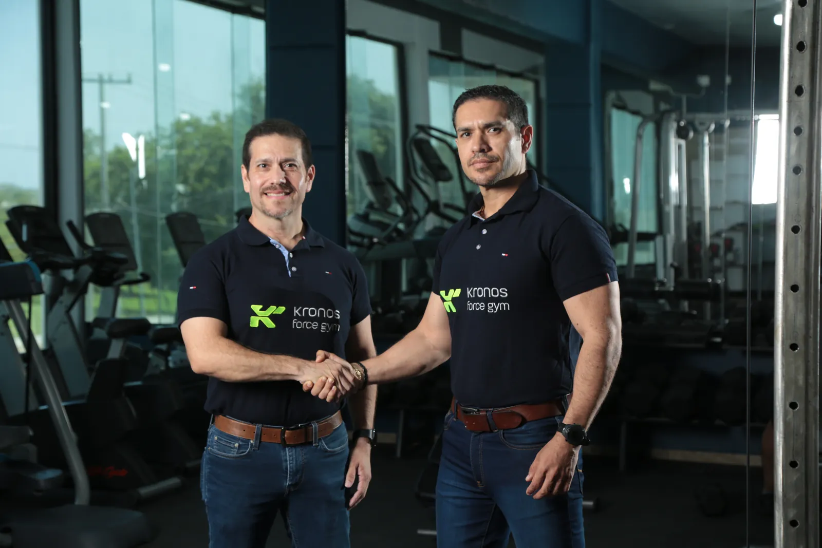 Los fundadores de Kronos Force Gym dándose la mano dentro del gimnasio